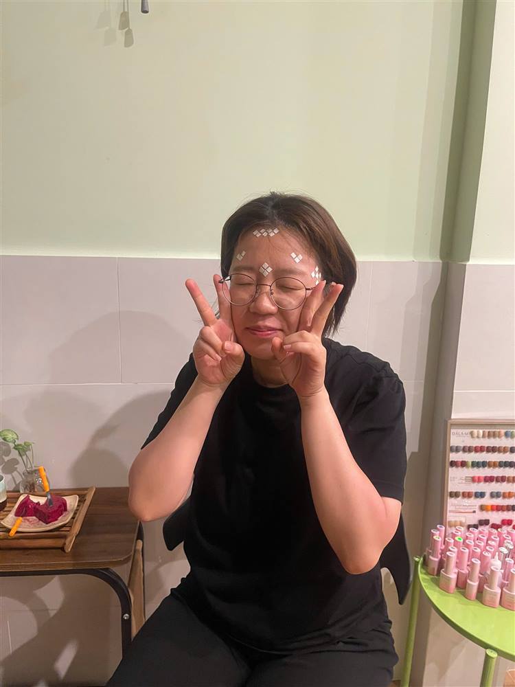Diện Chẩn face reflexology points on a guest