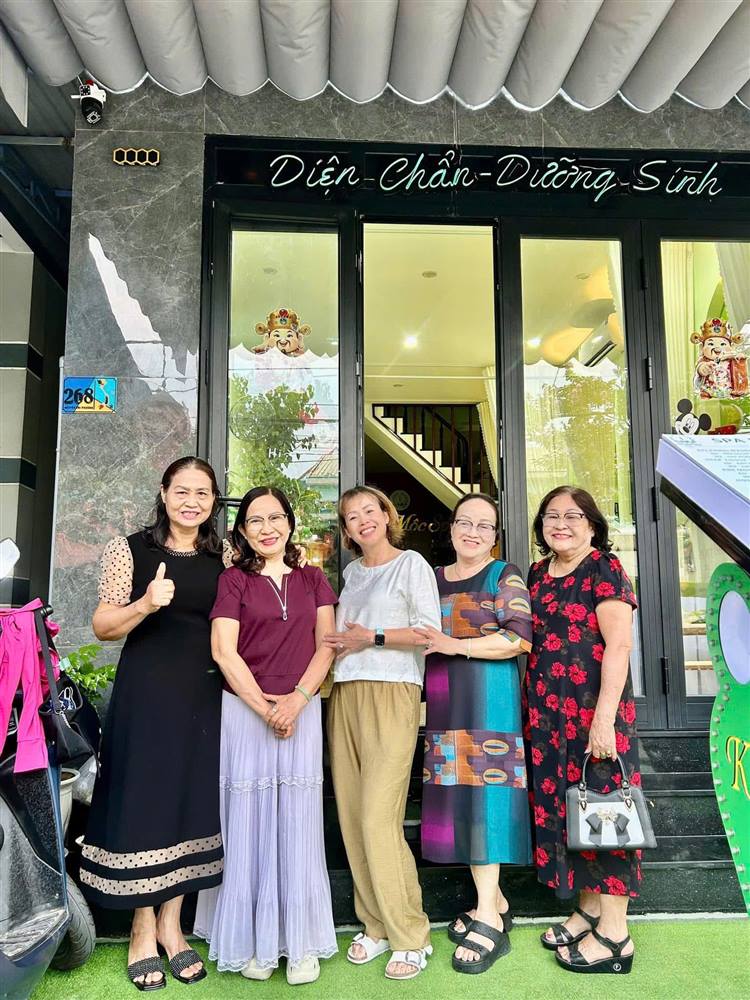 Guests in front of Kim Mộc Spa