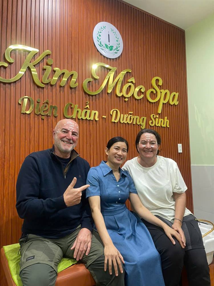 Kim with two guests after their Diện Chẩn treatment